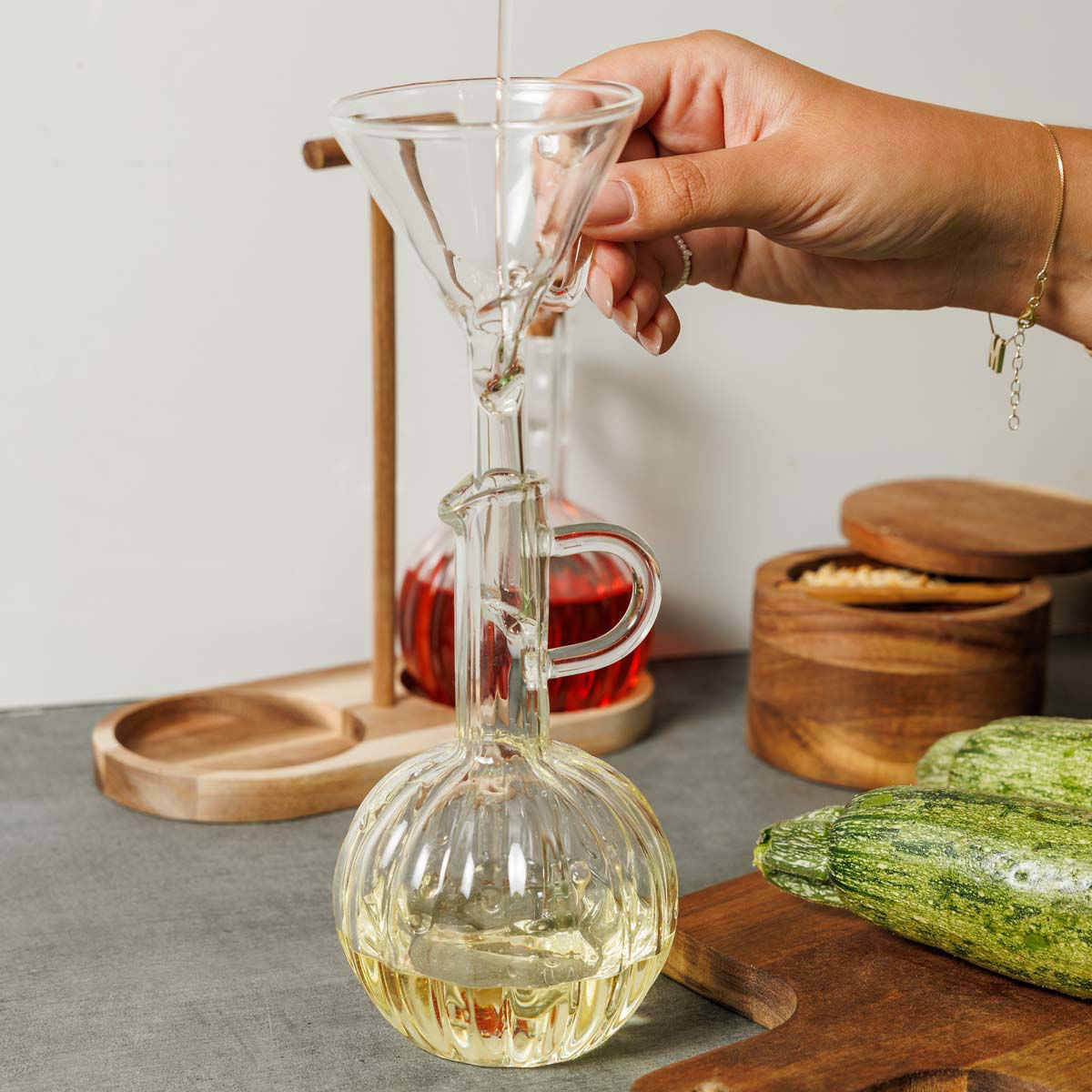 Estia Δοχεία για Λάδι & Ξύδι Allure Γυάλινα Σετ 2 τμχ σε Ξύλινη Βάση