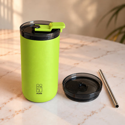 Hugs Zero Coffee Mug 350ml Lime Energy, με το δεύτερο καπάκι επάνω, το καπάκι για καλαμάκι και το μεταλλικό καλαμάκι δίπλα