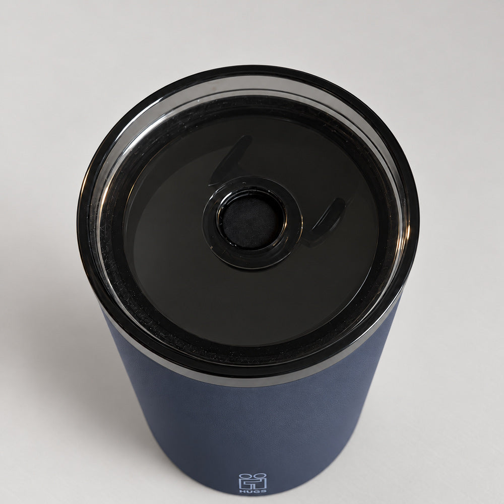 Hugs Zero Coffee Mug 350ml Navy Blue, κλειστός μηχανισμός στο καπάκι με το καλαμάκι αφαιρεμένο