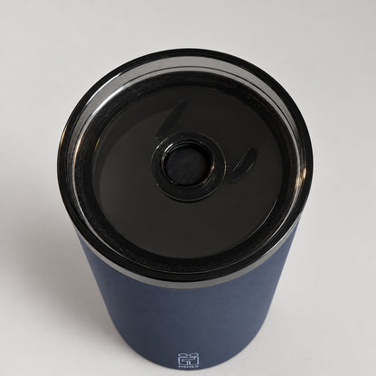 Hugs Zero Coffee Mug 350ml Navy Blue, κλειστός μηχανισμός στο καπάκι με το καλαμάκι αφαιρεμένο
