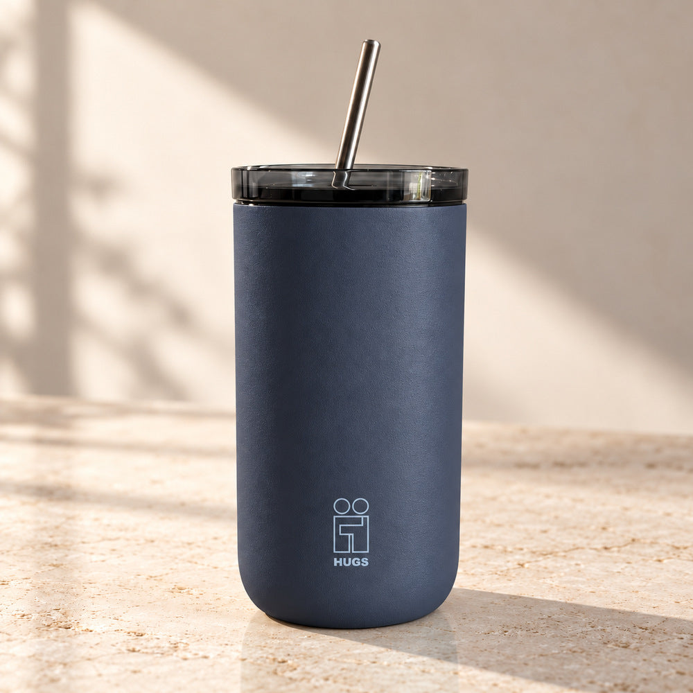 Hugs Zero Coffee Mug 350ml Navy Blue, με καπάκι και μεταλλικό καλαμάκι σε φυσικό φόντο