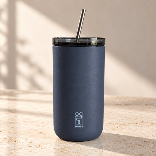 Hugs Zero Coffee Mug 350ml Navy Blue, με καπάκι και μεταλλικό καλαμάκι σε φυσικό φόντο