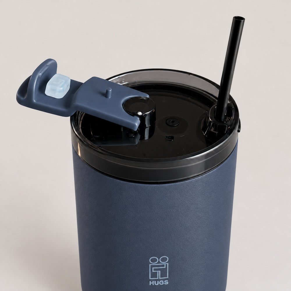 Hugs Zero Coffee Mug 350ml Navy Blue, το δεύτερο καπάκι με απλό καλαμάκι, παράδειγμα χρήσης