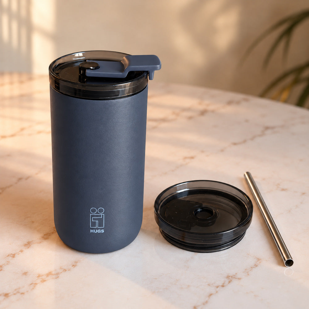 Hugs Zero Coffee Mug 350ml Navy Blue, με το δεύτερο καπάκι επάνω, το καπάκι για καλαμάκι και το μεταλλικό καλαμάκι δίπλα