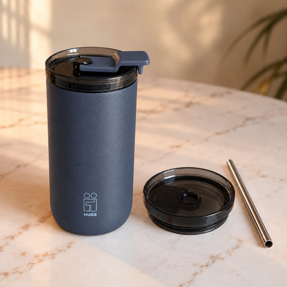 Hugs Zero Coffee Mug 350ml Navy Blue, με το δεύτερο καπάκι επάνω, το καπάκι για καλαμάκι και το μεταλλικό καλαμάκι δίπλα