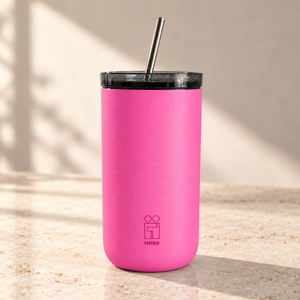 Hugs Zero Coffee Mug 350ml Pink Pulse, με καπάκι και μεταλλικό καλαμάκι σε φυσικό φόντο