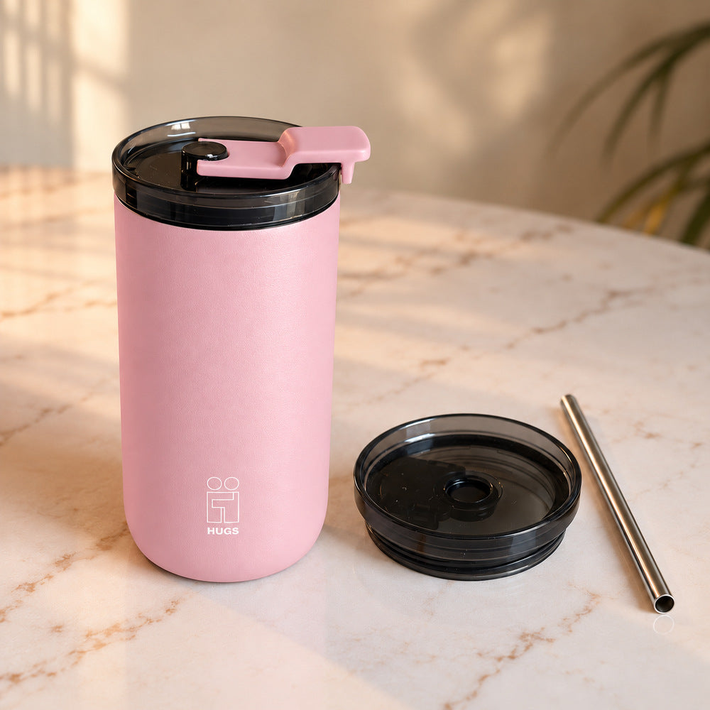 Hugs Zero Coffee Mug 350ml Pink Whisper, με το δεύτερο καπάκι επάνω, το καπάκι για καλαμάκι και το μεταλλικό καλαμάκι δίπλα