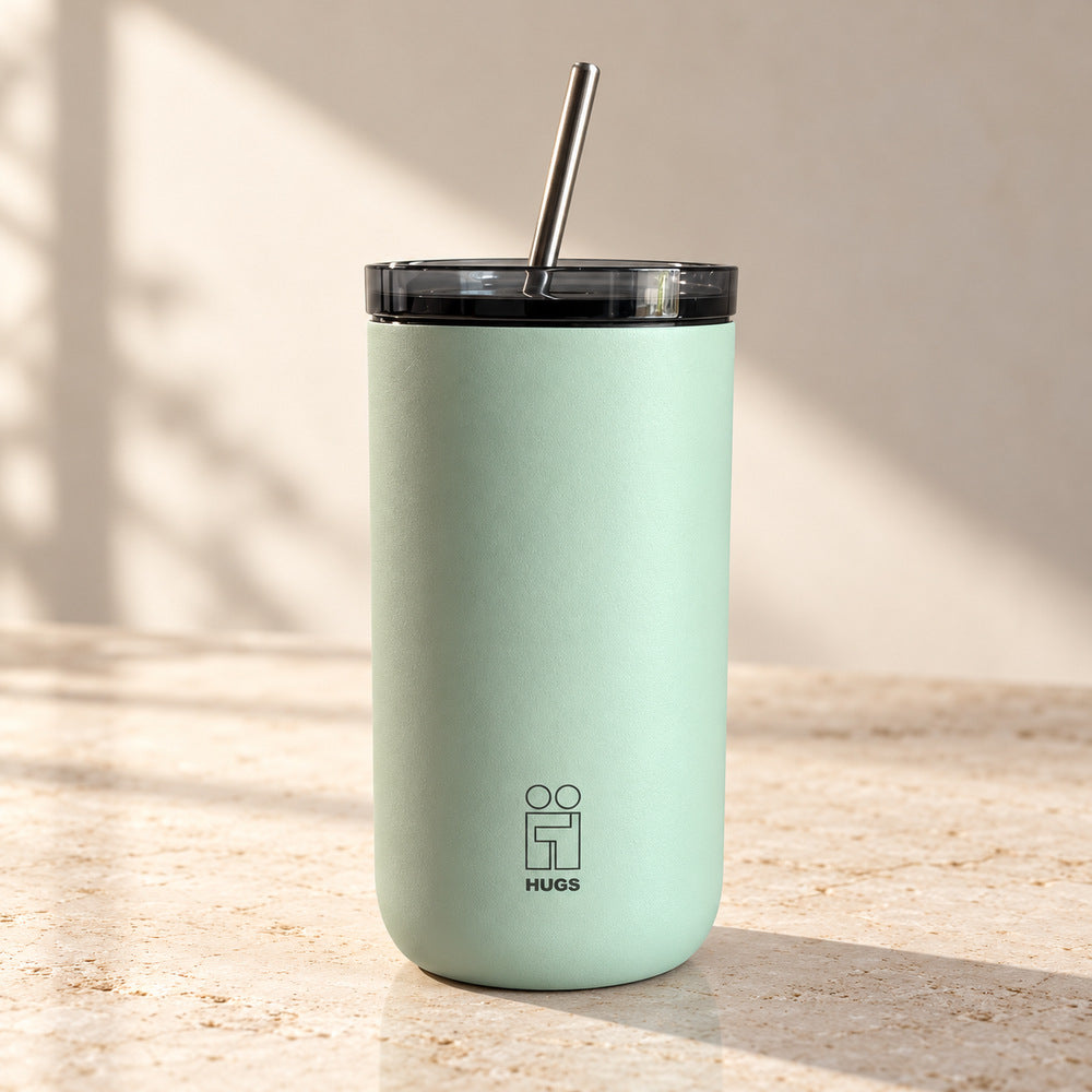 Hugs Zero Coffee Mug 350ml Teal Touch, με καπάκι και μεταλλικό καλαμάκι σε φυσικό φόντο