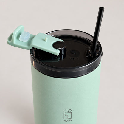 Hugs Zero Coffee Mug 350ml Teal Touch, το δεύτερο καπάκι με απλό καλαμάκι, παράδειγμα χρήσης